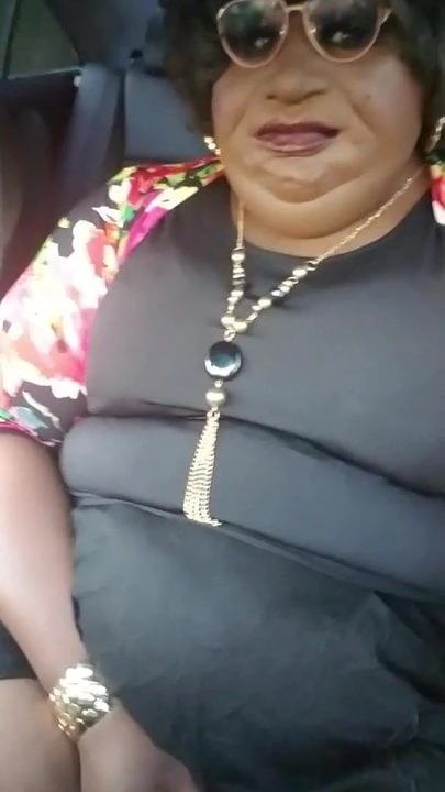 Máscara feminina dominando no carro 2