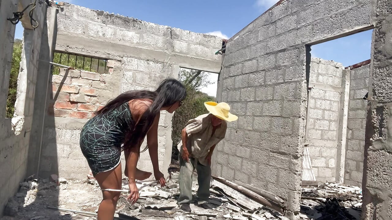 Prelepa, prsata i milfa maćeha sa velikim dupetom jebe građevinskog radnika.