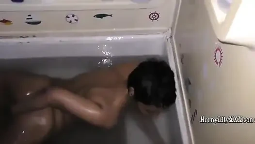 Индийская порнозвезда Возбужденная Лили. Время душа!