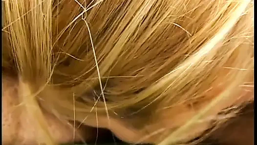 Cewek semok rambut pirang lagi asik ngentot kontol besar pria kulit hitam sebelum dicrot di muka di sofa hijau di dalam ruangan