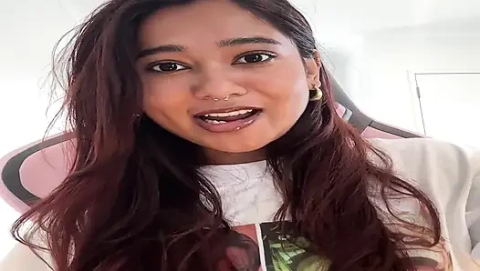 Горячая дези Mia Z реагирует на хентай