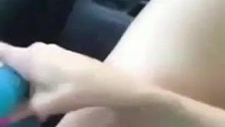 Si infila un dildo in macchina