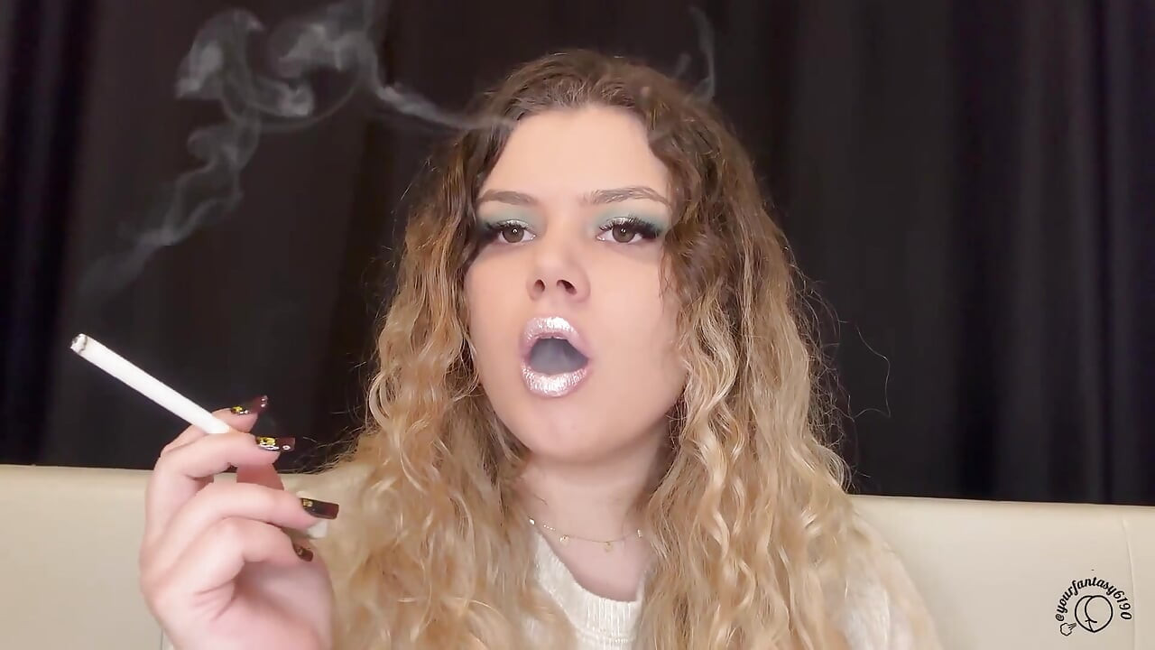 Labios rosados fumando con cabello rizado
