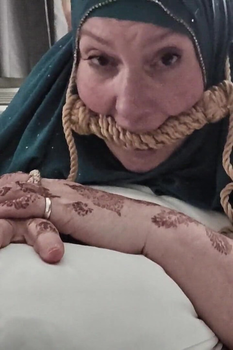 Hijabi lumpuh pantat bdsm dari kedua sudut