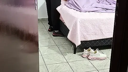 Stiefvater hilft stieftochter, sich auszuziehen, um zu bett zu gehen.