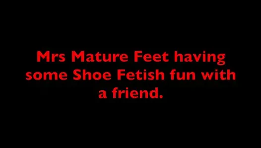 Mrs reife füße und freundin haben schuhfetisch-spaß