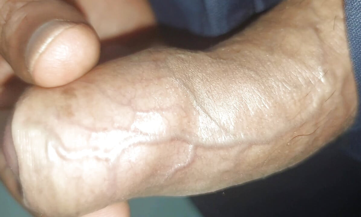 Padrastro y madrastra me dan una paja en mi cumpleaños 19