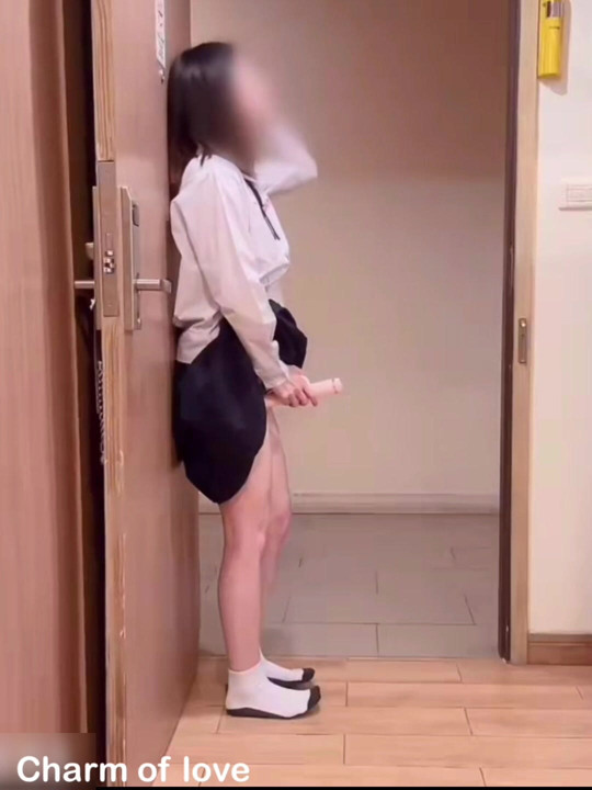Buka pintu kamar hotel untuk sensasi.