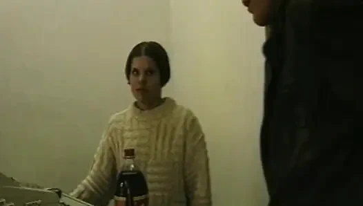 Utangaç kız onu dikkatlice ağzına alıyor