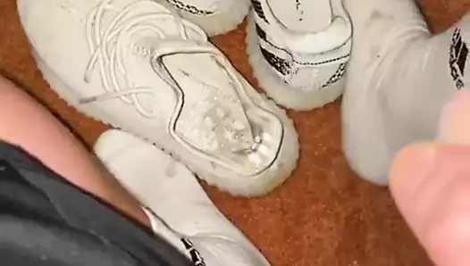 Cum üzerinde spor ayakkabı 2