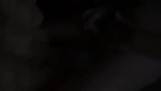 John Jens'in yüzüne ve göğüslerine işiyor