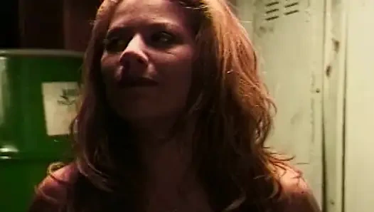 Baştan çıkarıcı sarışın hatun yüzüne boşalana kadar azgın gardiyanla sikişiyor