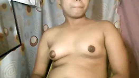 Une Philippine de 24 ans montre ses seins devant la caméra