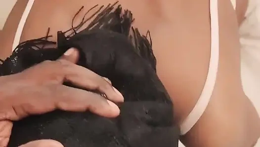 Mengisap istriku yang seksi