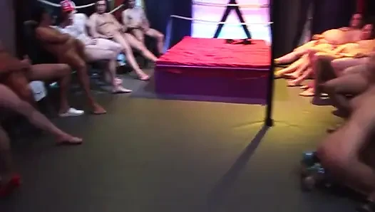 Olgun hatun ıslak grup çılgınlığında birden fazla zonklayan yutuyor