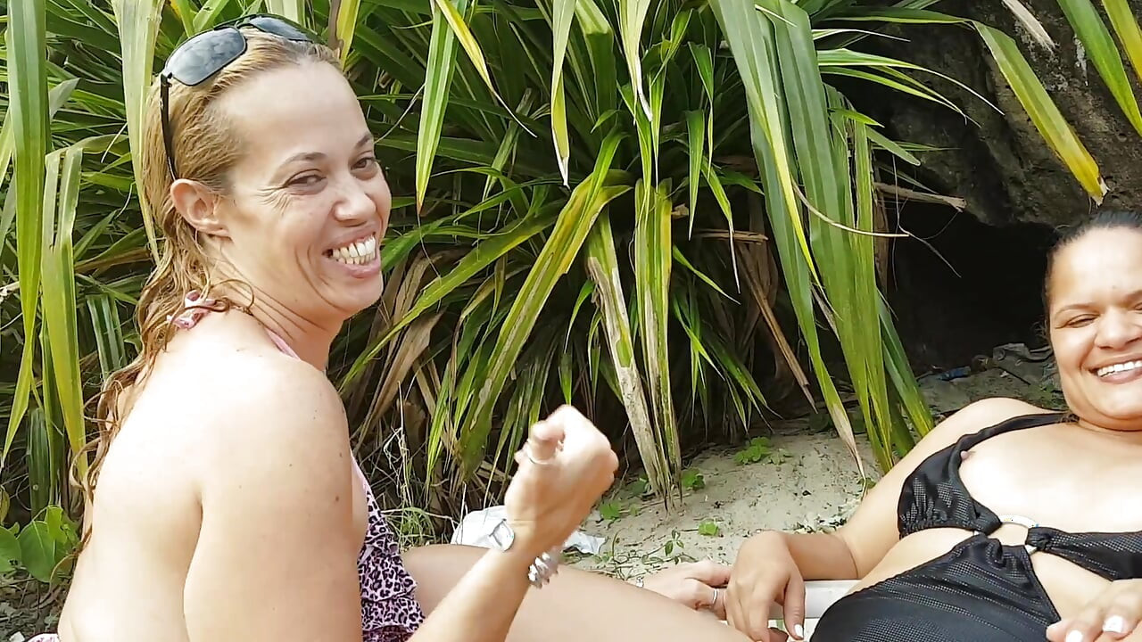 Outdoor Amigas Lesbicas Na Praia