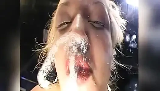 Unersättliche Bukkake-schlampe Sammelt Ladungen in Brille Und Gesicht!