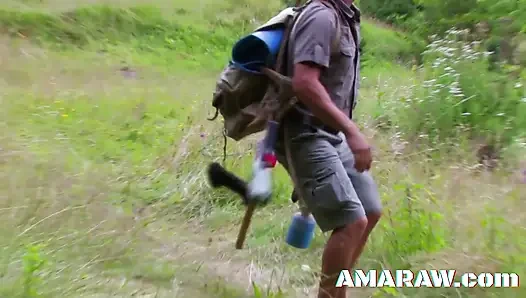 Kleine titten shannaya Tweeks im wald gefunden und gefickt