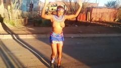 Zulu dívka tančí a chvěje se svými měkkými prsy