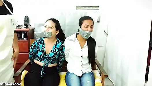Birbirlerinin kokmuş çoraplarıyla ağzı tıkalı ve üvey anne tarafından ayaklarına tapıyor!