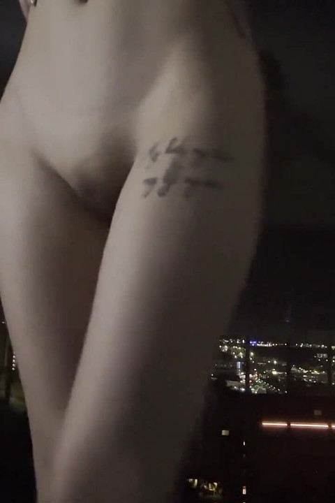 Zgodna azijka u Crvenom Satenu