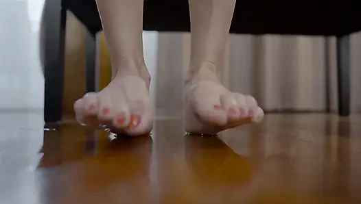 Olgun sarışın orta yaşlı seksi kadın ayaklarını sidikle ıslatıyor