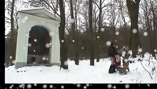 Alter mann fickt eine MILf im freien und kommt in den mund eines jungen mädchens