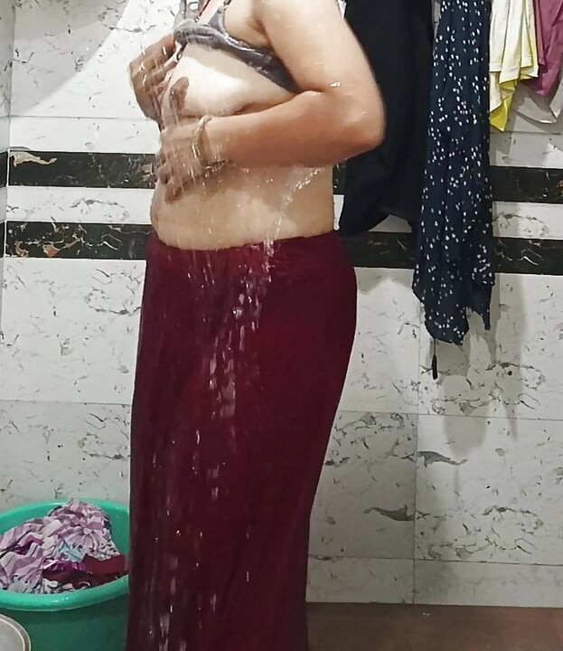 Priya Bhabi 거유 후장 목욕 쇼