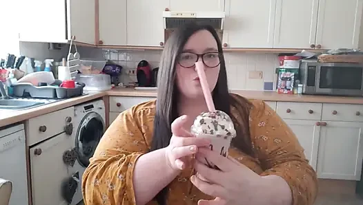 Ssbbw gegen godzilla burger essen