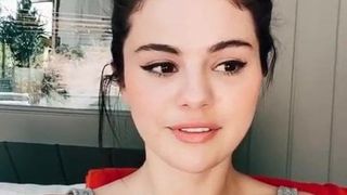 Selena Gomez, janvier 2021, selfie, décolleté