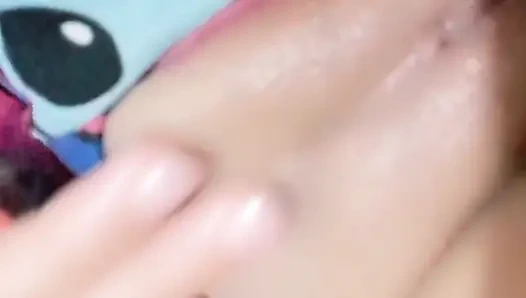 Ich öffnete meine Muschi mit der Faust und stöhnte vor großem Vergnügen