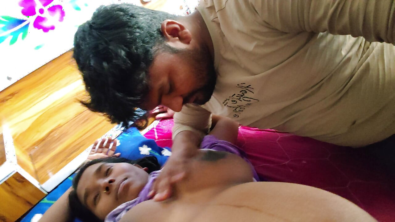 देवर एप्नी गर्भवती भाभी के स्तन सकिंग कार राहा - देसी हॉट युवा भाभी सुंदर निप्पल सकिंग।