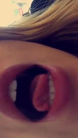 Bella thorne tungrulle