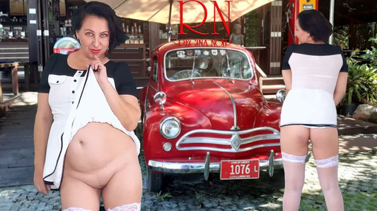 Dubbele Regina Noir. Een mooie dame in een korte jurk toont een striptease. Poesje en kont. Auto 1