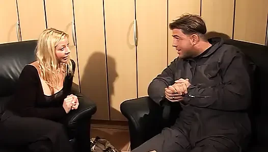 Blonde Blondine Wird Doggystyle Auf Der Couch Geritten