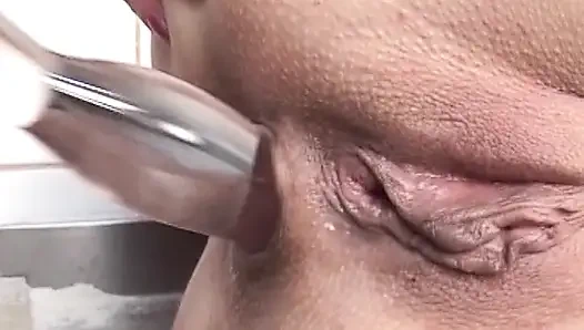 Çarpıcı Fransız bebekler mutfakta dildolarla birbirlerini sikiyor