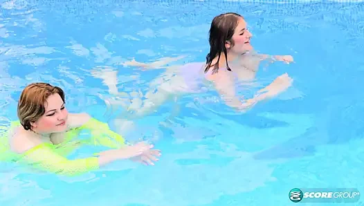 Doğal mary brown ve molly ile havuzda bir gün