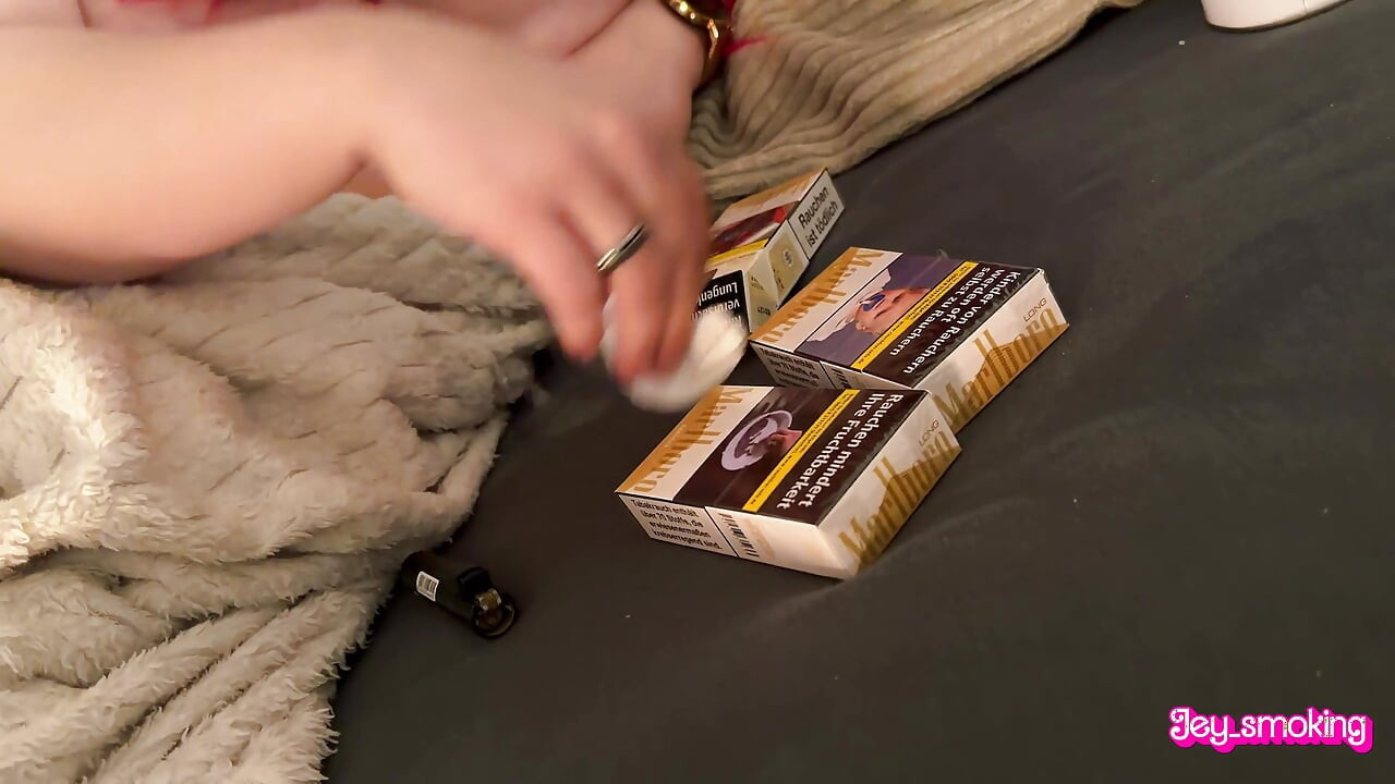 Ещё 2 Marlboro Gold 100 курят в постели