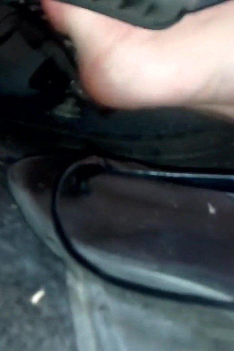 Pedal tanpa alas kaki panas memompa di flops hitam kulitku