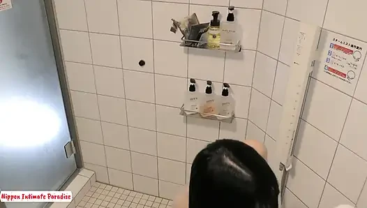 Yumuşak kıvrımlar belirleyici bir bitişten önce büyüleyici olurken büyük memeli bir cazibe masumiyeti dönüştürüyor