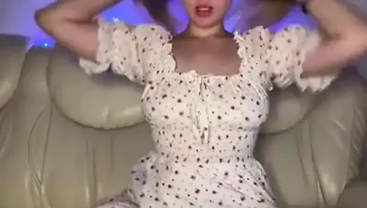 Jucielussie трахается в анал с огромным дилдо, так жестко