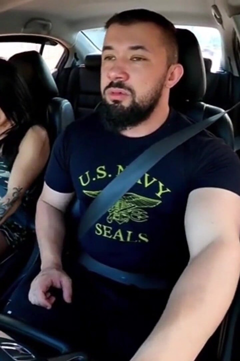 Sex oral în trafic: Brunetă arată că își arată sânii și suge tot ce e în mașină