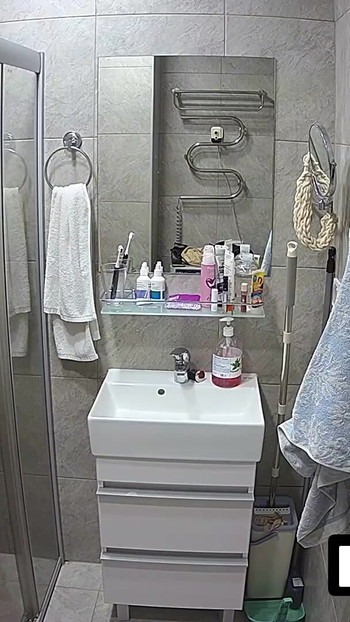 Nezaobilazan trenutak iz luuva. Brzi seks pod tušem za mladi par Abbadon i Kareflore