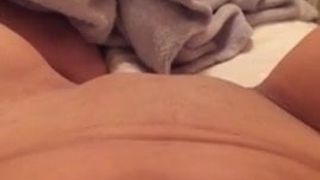 Une fille s&#39;amuse dans sa chambre. super pov