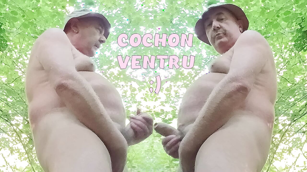 Süper seksi tombul DOMUZ, iyi bir yağlı sidik içicisi, ayrıca nehir kenarında büyük sikini ve çamuruyla oynuyor!