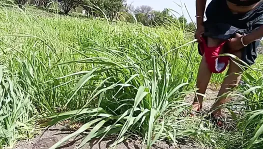 Kheton mein desi sauteli bahan Sadi utaar kar Naha Rahi Hai khula bathroom jungle mein bhabhi Naha rahi hai sasur ji ne deka outdoor Bahhroo