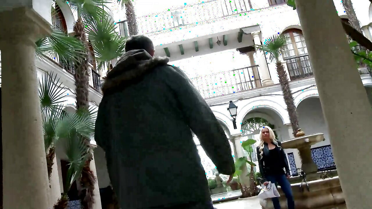 Eine blondine wird von einem harten mann im wald wild in den arsch gefickt