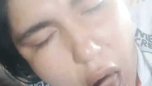 Üvey erkek kardeşimin yarağını emiyor