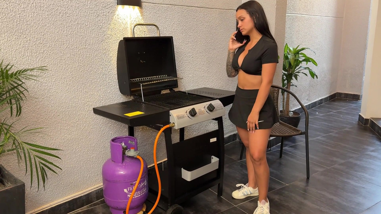 大屁股饥渴的哥伦比亚人挑逗勤杂的男人，直到被狠操daniel mast，lorena doll