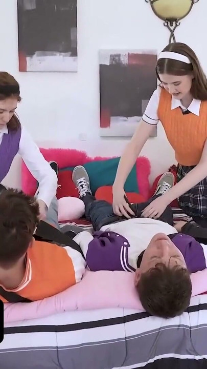 Prietenii vor să-și fută reciproc surorile vitrege înainte de a schimba și fute proprii frați vitregi | Clip 2